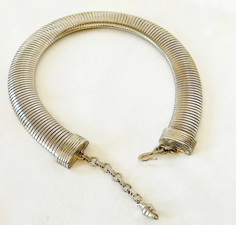 1970 silver tone metal cobra style flexible thick collar necklace.