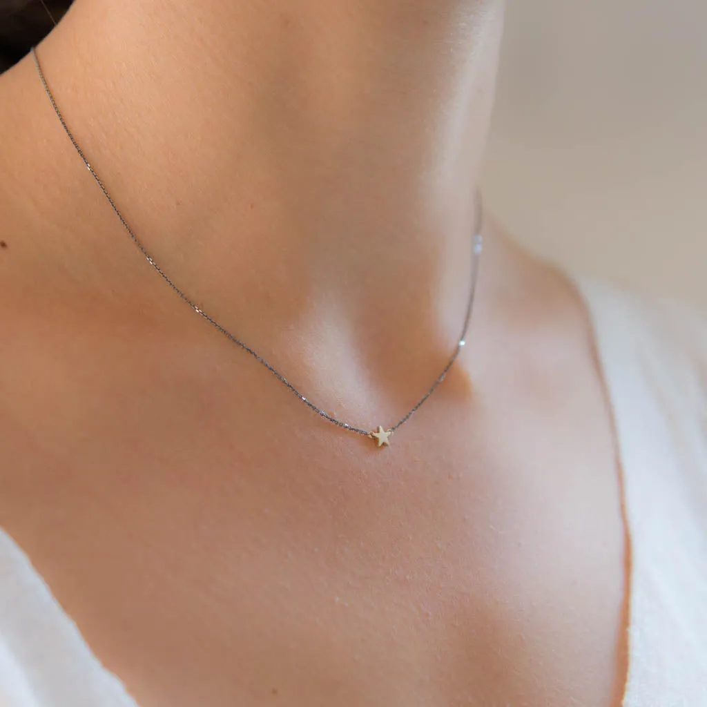 <!--NK778-->slinky gold star necklace